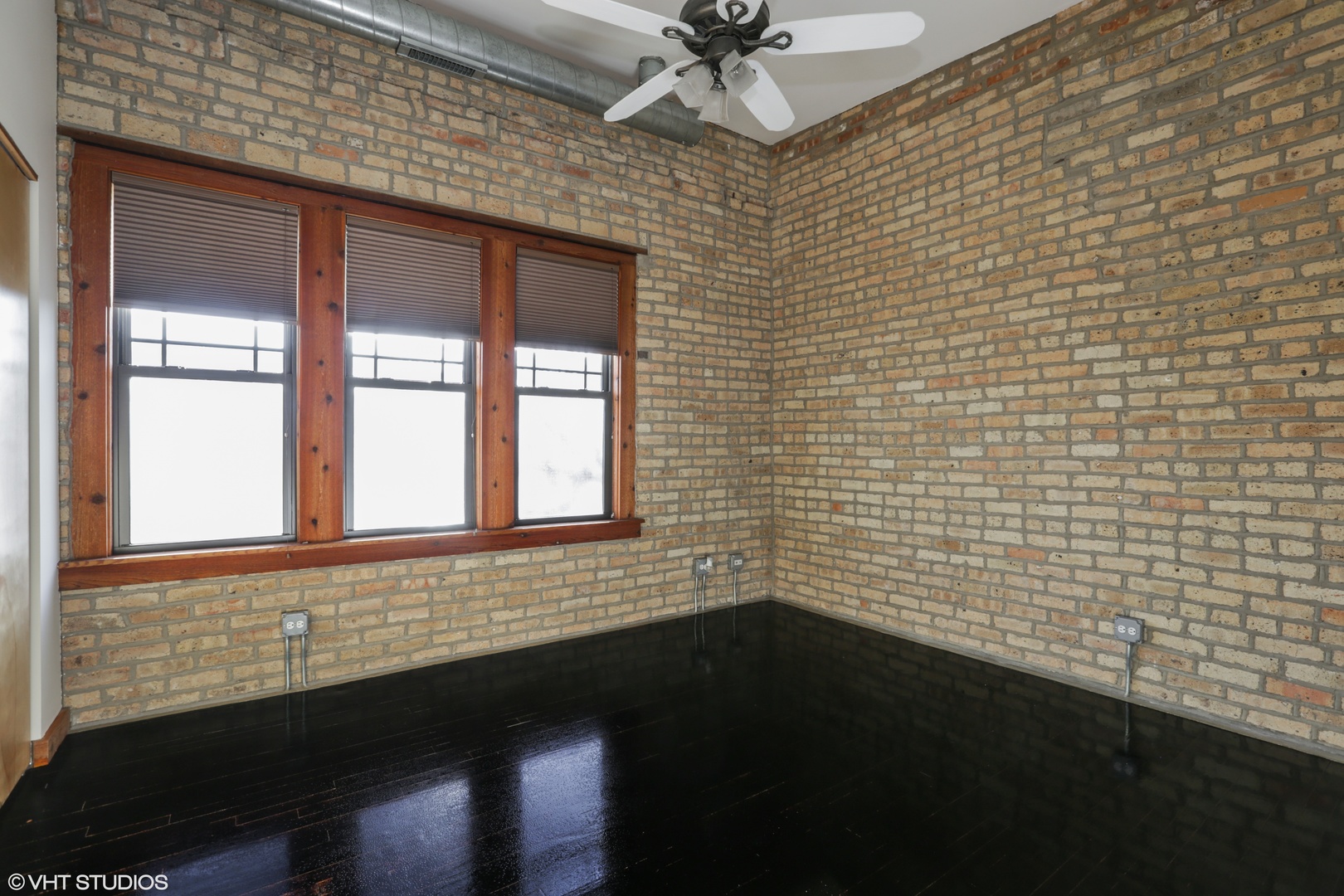 1701 West Greenleaf Avenue, Unit 3 Chicago, IL 60626 - Photo 6 of 10 a view of an empty room and a window