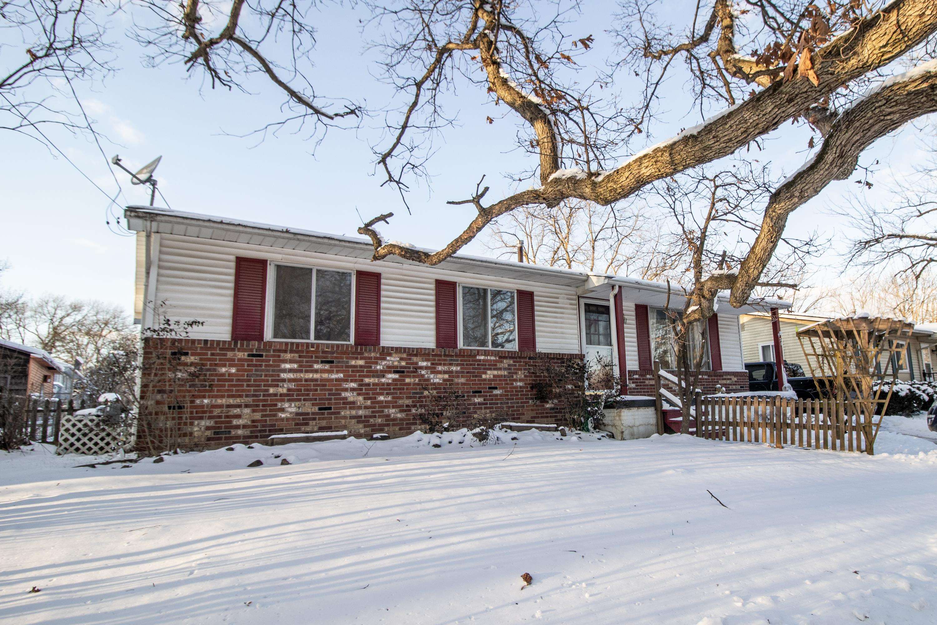 938 State Fenton, MI 48430 - Photo 1 of 39 50131678-687618d4-27c1-4532-82a2-a47df86402da.JPG