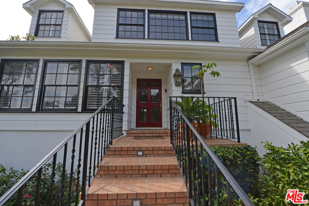 321 Dalehurst Avenue Los Angeles, CA 90024 - Photo 2 of 10