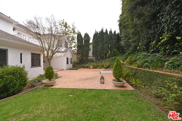 a view of entryway with a yard