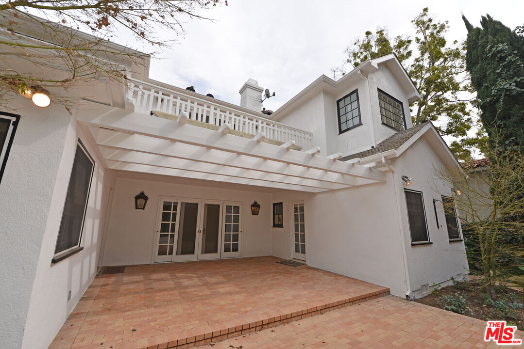 321 Dalehurst Avenue Los Angeles, CA 90024 - Photo 6 of 10 a view of entryway with a yard