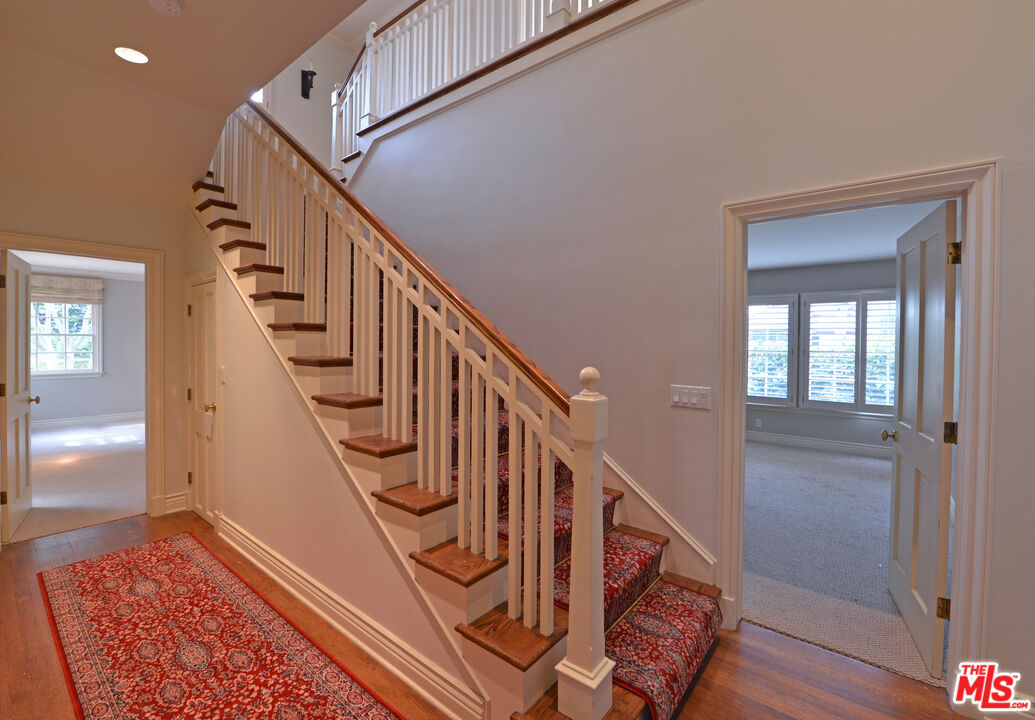 321 Dalehurst Avenue Los Angeles, CA 90024 - Photo 7 of 10 a view of entryway