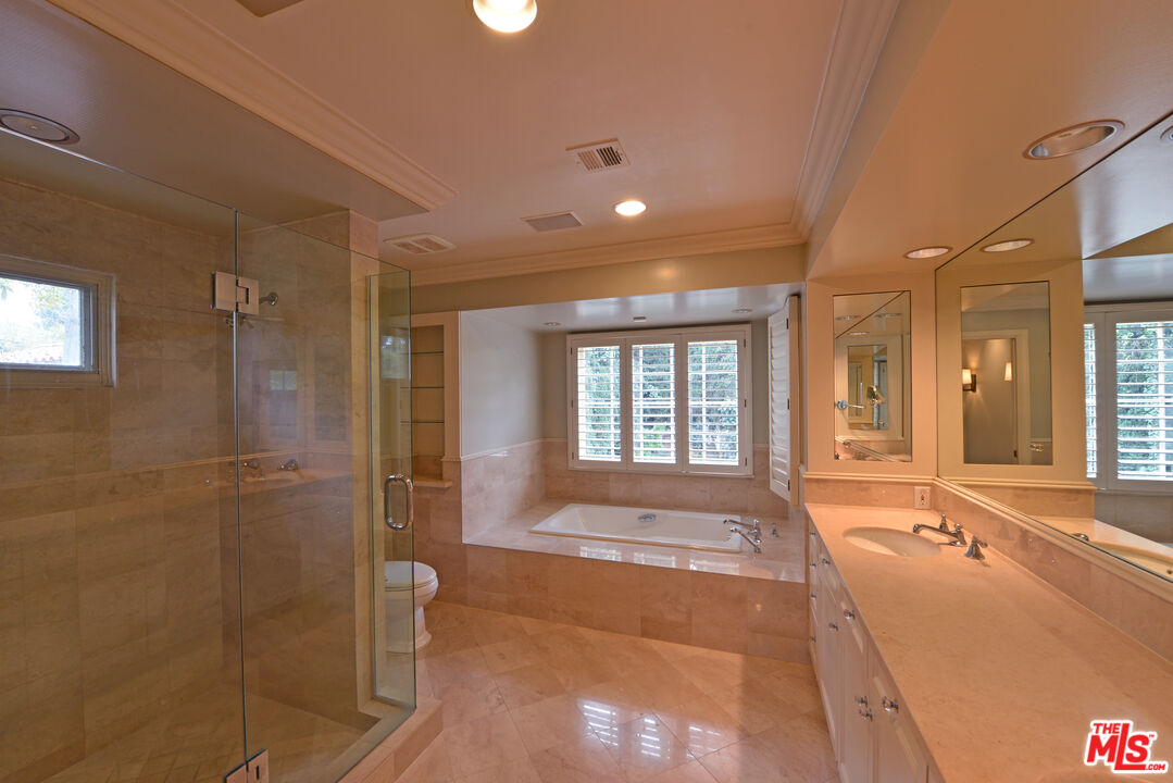 321 Dalehurst Avenue Los Angeles, CA 90024 - Photo 9 of 10 a spacious bathroom with a bathtub and a shower