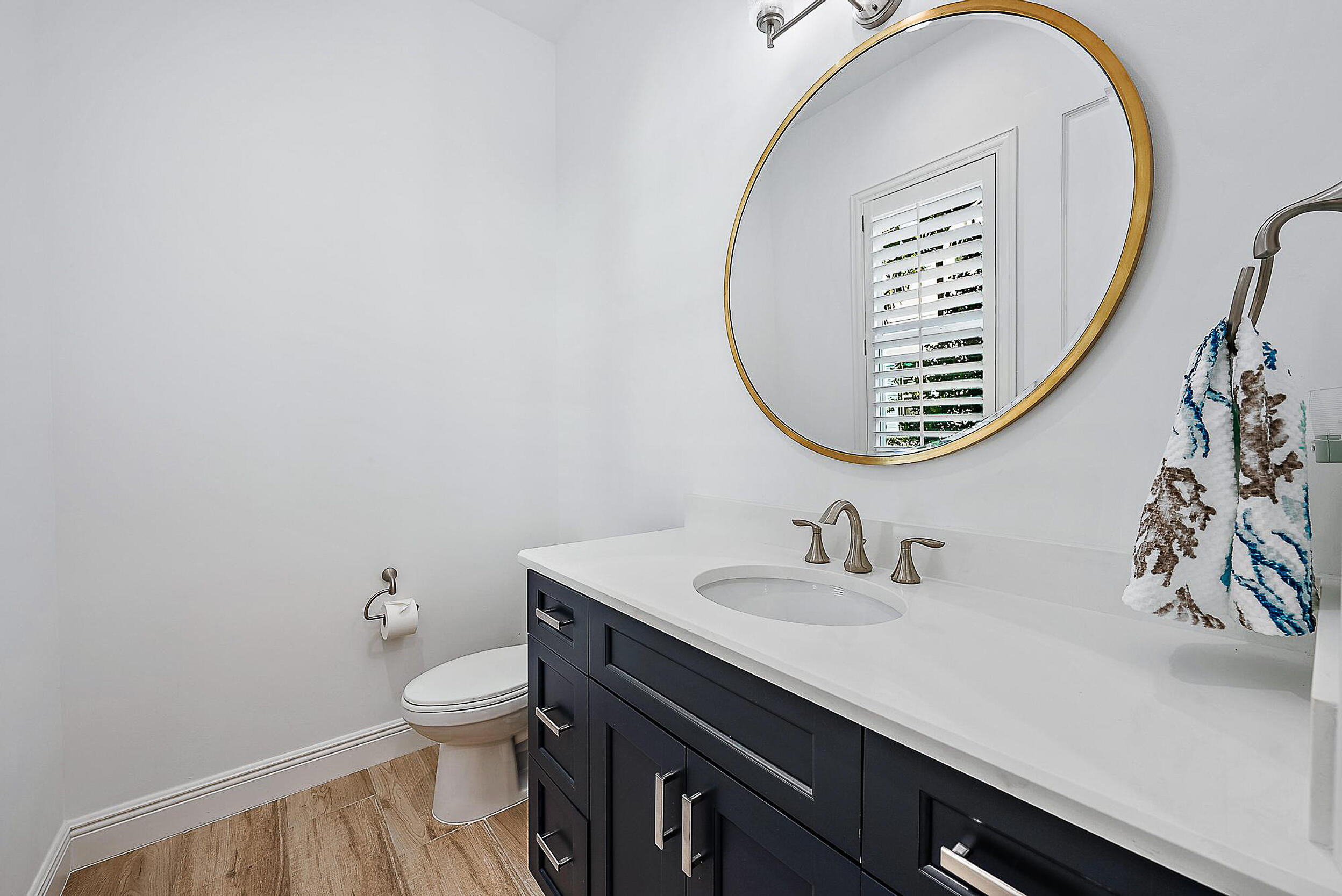 411 Inlet Waters Circle Jupiter, FL 33477 - Photo 13 of 33 Downstairs guest Bath