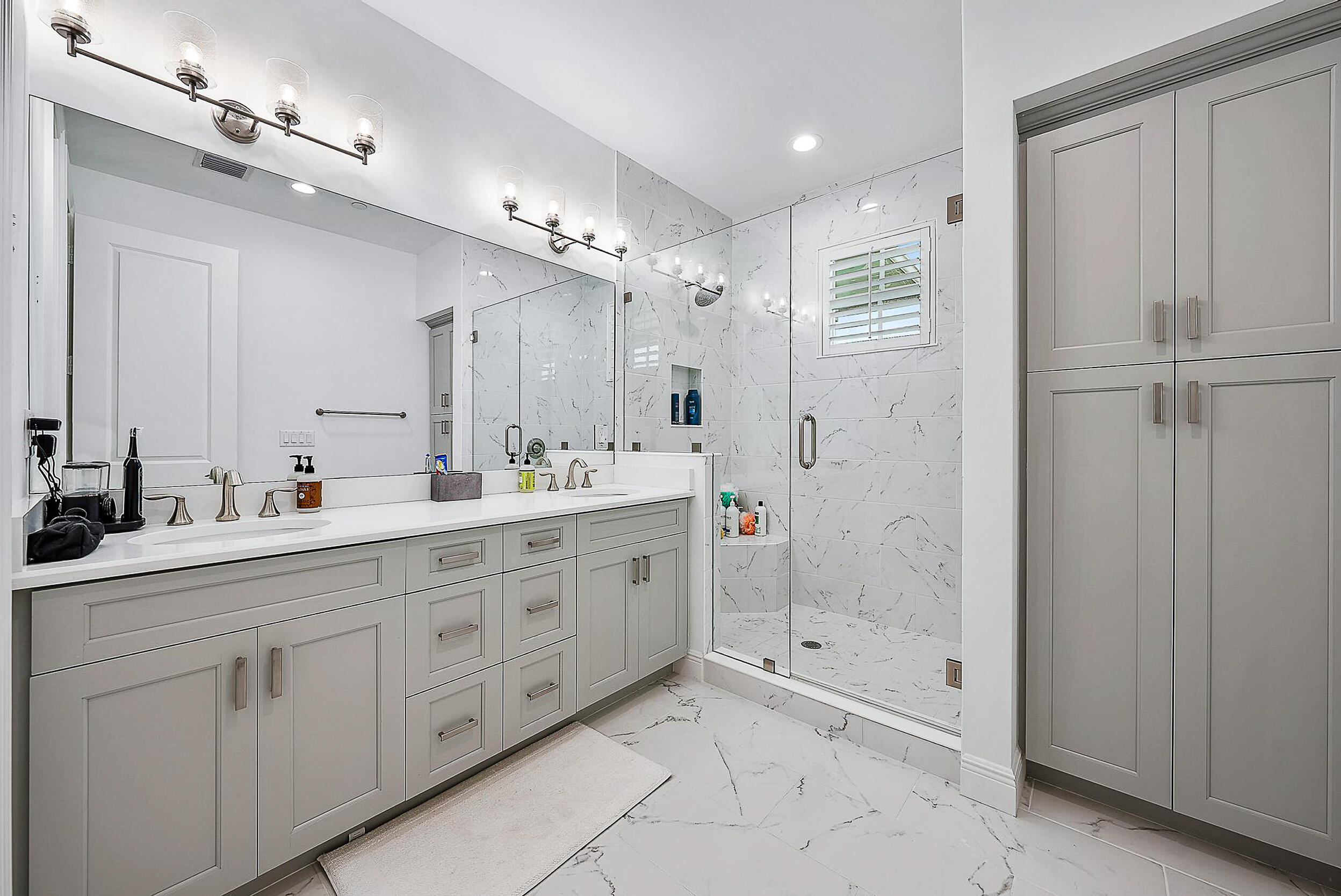 411 Inlet Waters Circle Jupiter, FL 33477 - Photo 17 of 33 Primary Bathroom