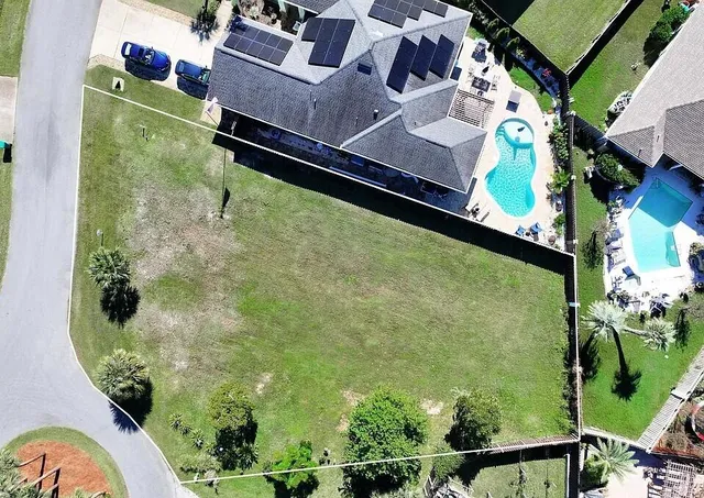 an aerial view of a house having yard