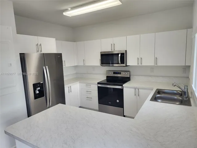 a view of a back yard