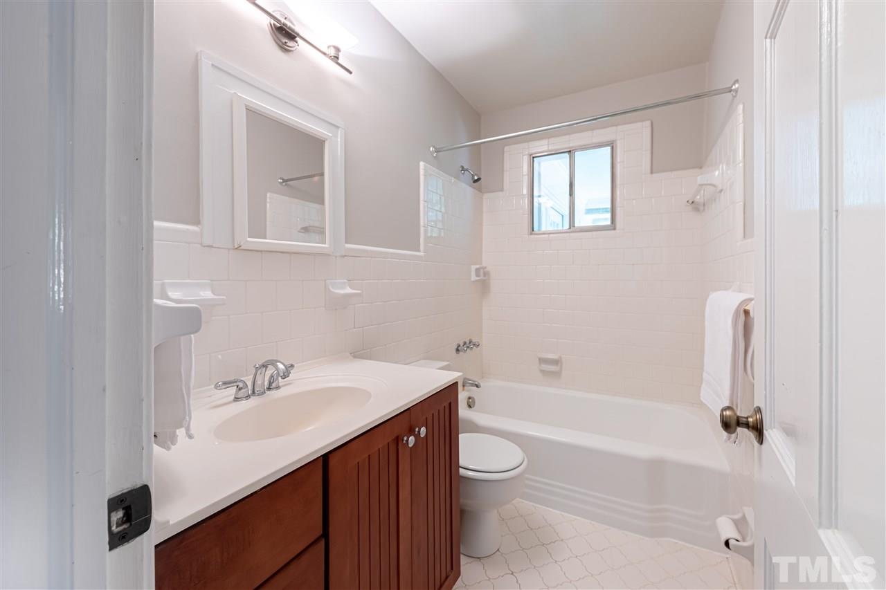 914 Canterbury Road Raleigh, NC 27607 - Photo 16 of 29 a bathroom with a sink a toilet and bathtub