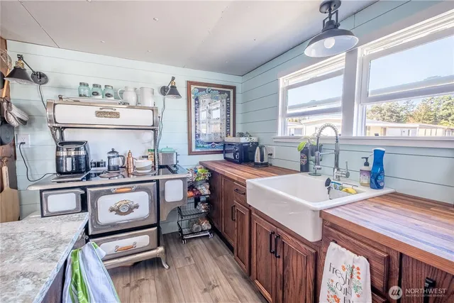 a kitchen that has a lot of cabinets in it