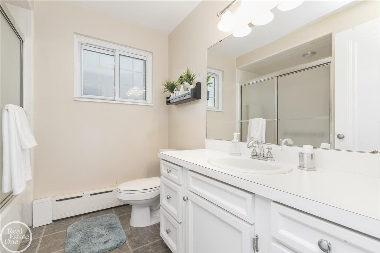 925-27 Harcourt Road Grosse Pointe, MI 48230 - Photo 19 of 40 50003922-18.JPG