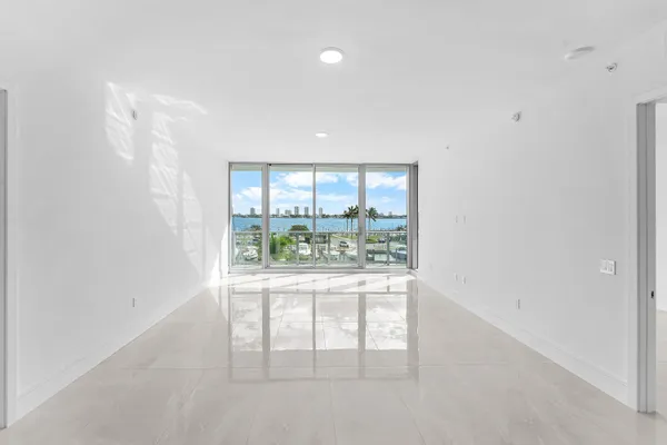 $11,500 | 220 Lake Shore Drive, Unit 304, Lake Park, FL 33403
