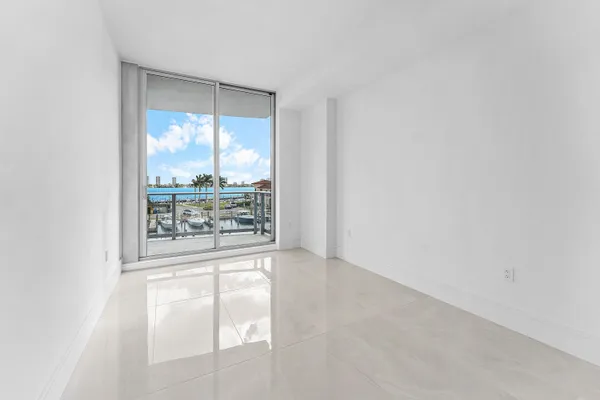 $11,500 | 220 Lake Shore Drive, Unit 304, Lake Park, FL 33403