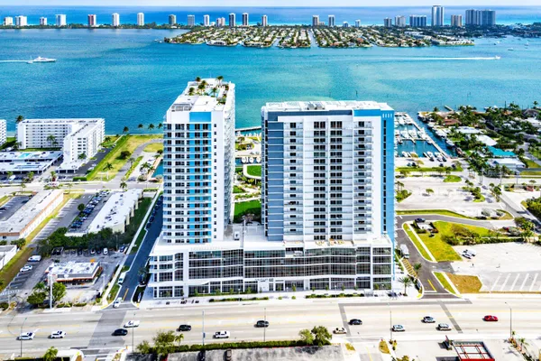 $11,500 | 220 Lake Shore Drive, Unit 304, Lake Park, FL 33403