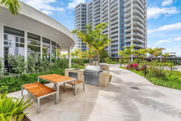 $11,500 | 220 Lake Shore Drive, Unit 304, Lake Park, FL 33403