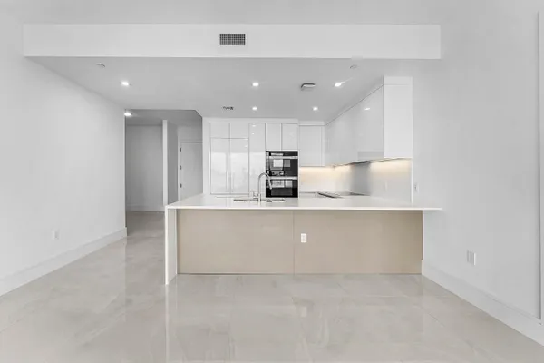 $11,500 | 220 Lake Shore Drive, Unit 304, Lake Park, FL 33403