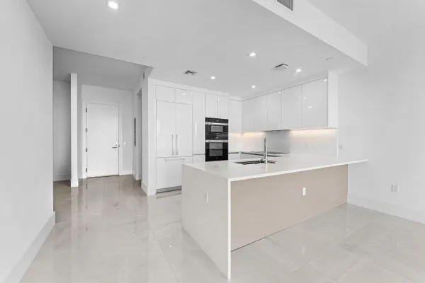 $11,500 | 220 Lake Shore Drive, Unit 304, Lake Park, FL 33403