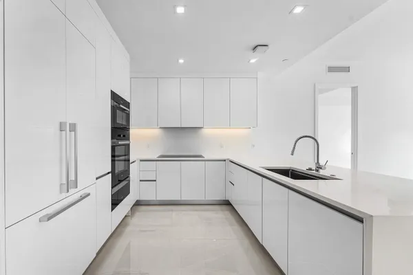 $11,500 | 220 Lake Shore Drive, Unit 304, Lake Park, FL 33403