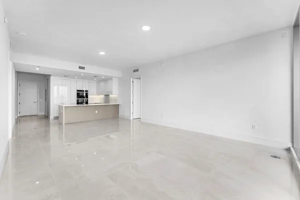 $11,500 | 220 Lake Shore Drive, Unit 304, Lake Park, FL 33403