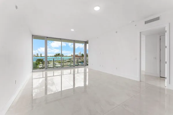 $11,500 | 220 Lake Shore Drive, Unit 304, Lake Park, FL 33403