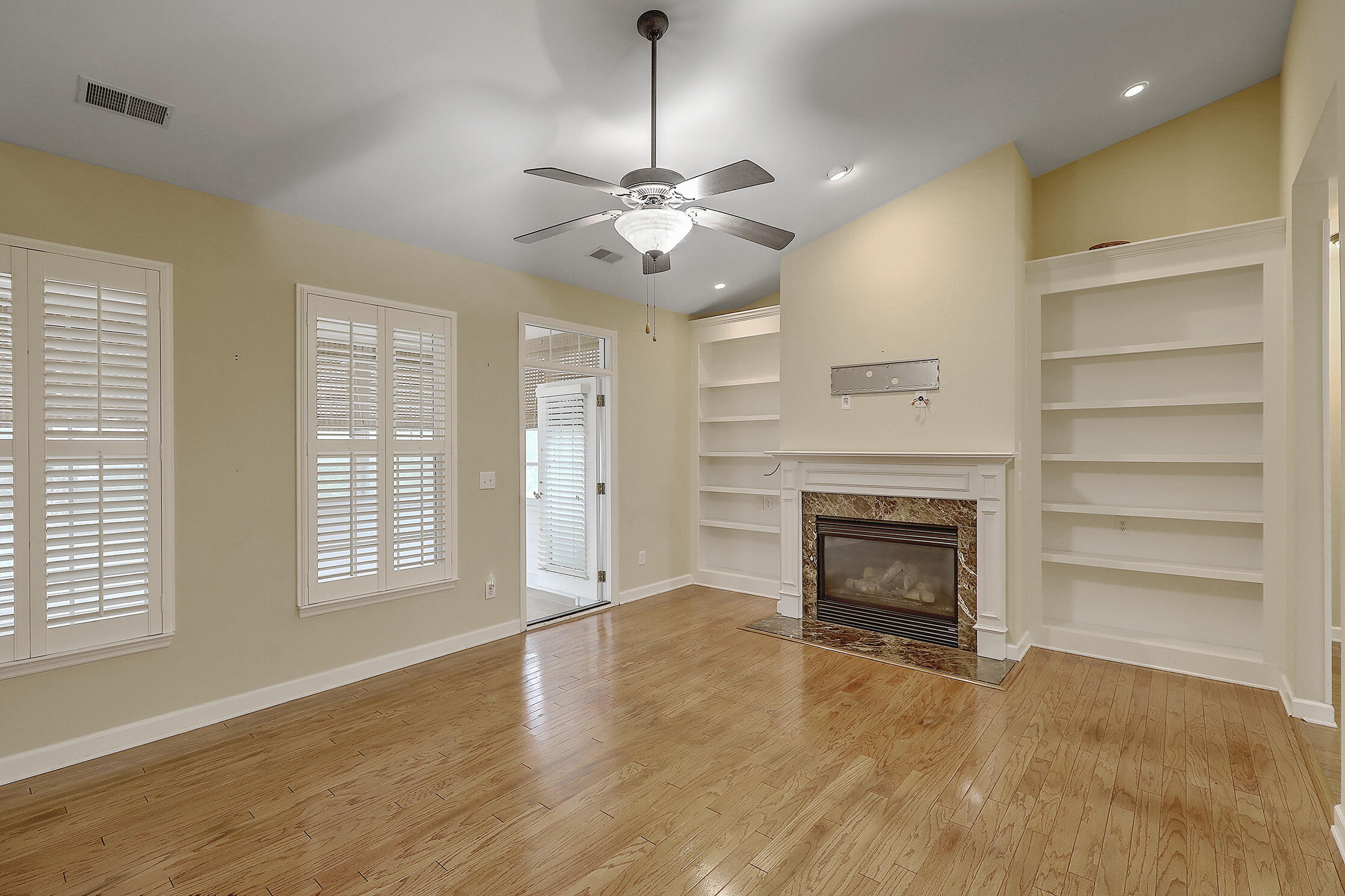 125 Fresh Meadow Lane Mount Pleasant, SC 29466 - Photo 16 of 40 Living Room
