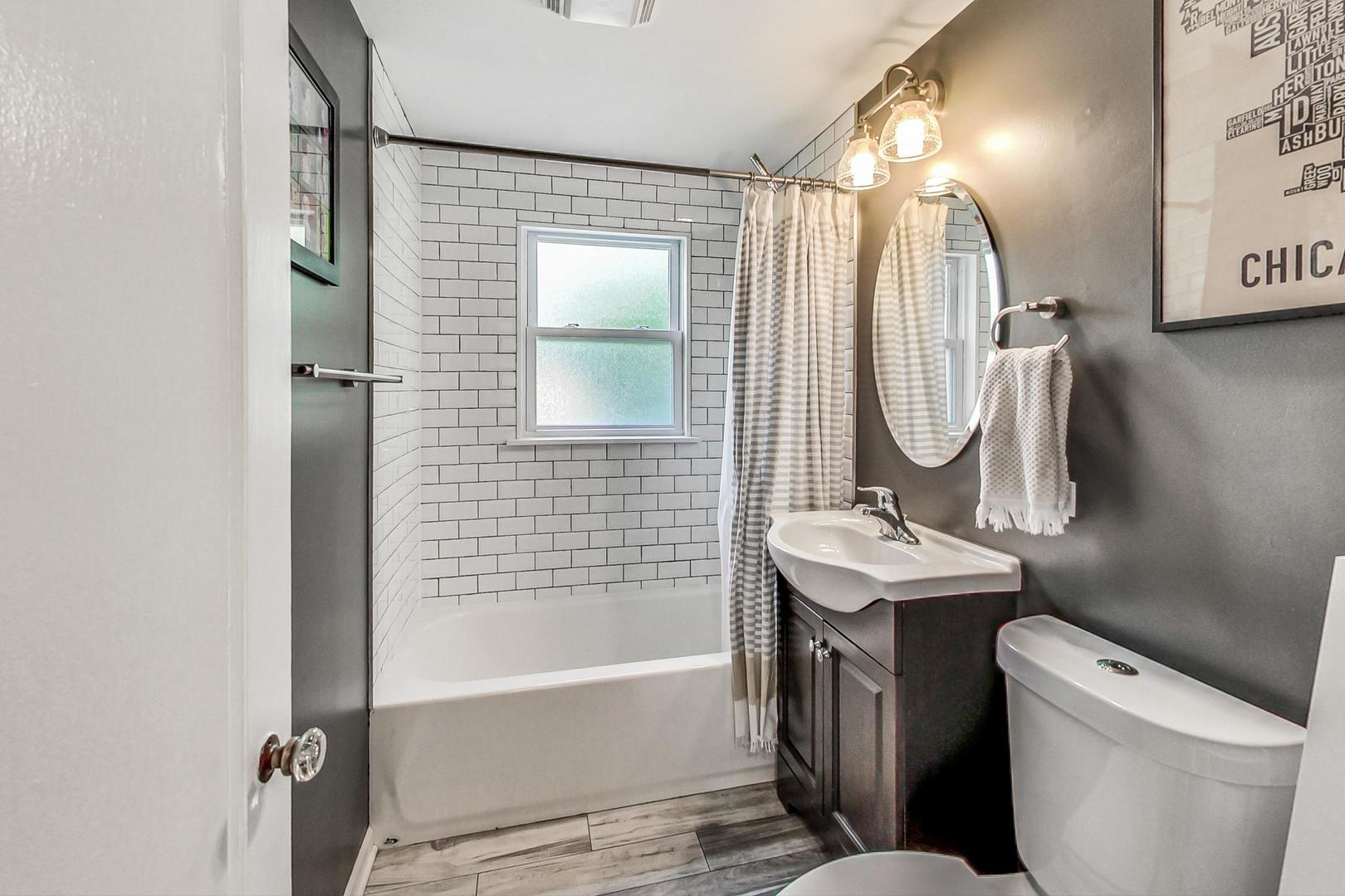 138 Northgate Road Riverside, IL 60546 - Photo 20 of 30 a bathroom with a sink toilet and shower