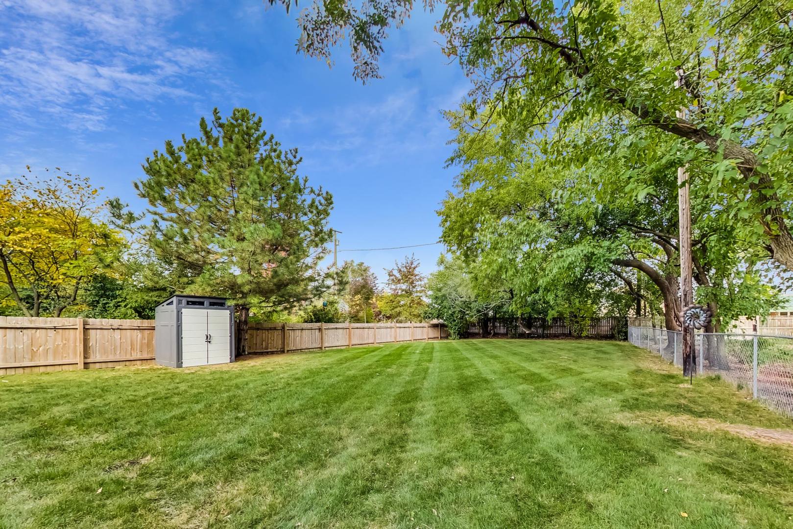 138 Northgate Road Riverside, IL 60546 - Photo 25 of 30 a view of a backyard with a trees