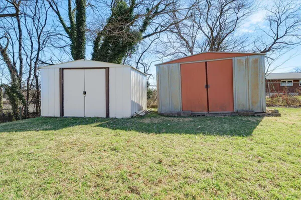 a view of a house with backyard