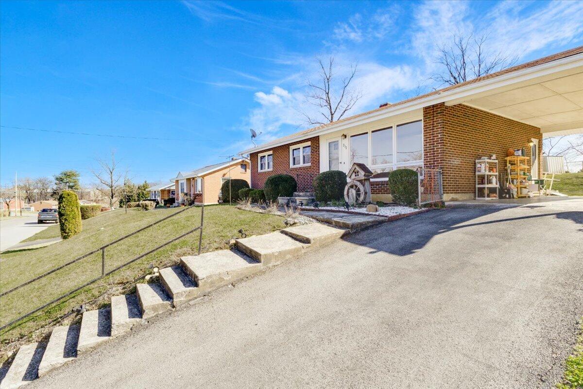 212 Cherryhill Road Northwest Roanoke, VA 24017 - Photo 3 of 30 a view of a house with backyard and sitting area