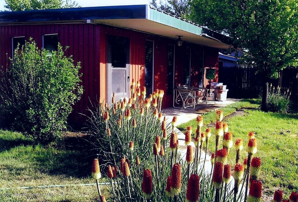 6706 Hatton Road Amarillo, TX 79110 - Photo 2 of 23 a view of outdoor space and yard