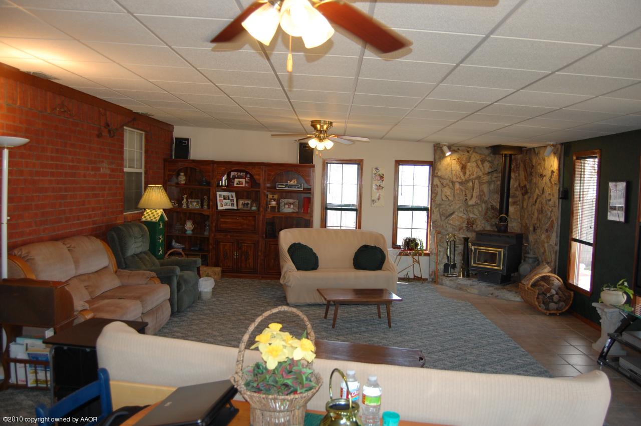 6706 Hatton Road Amarillo, TX 79110 - Photo 20 of 23 a living room with furniture chess floor and large window