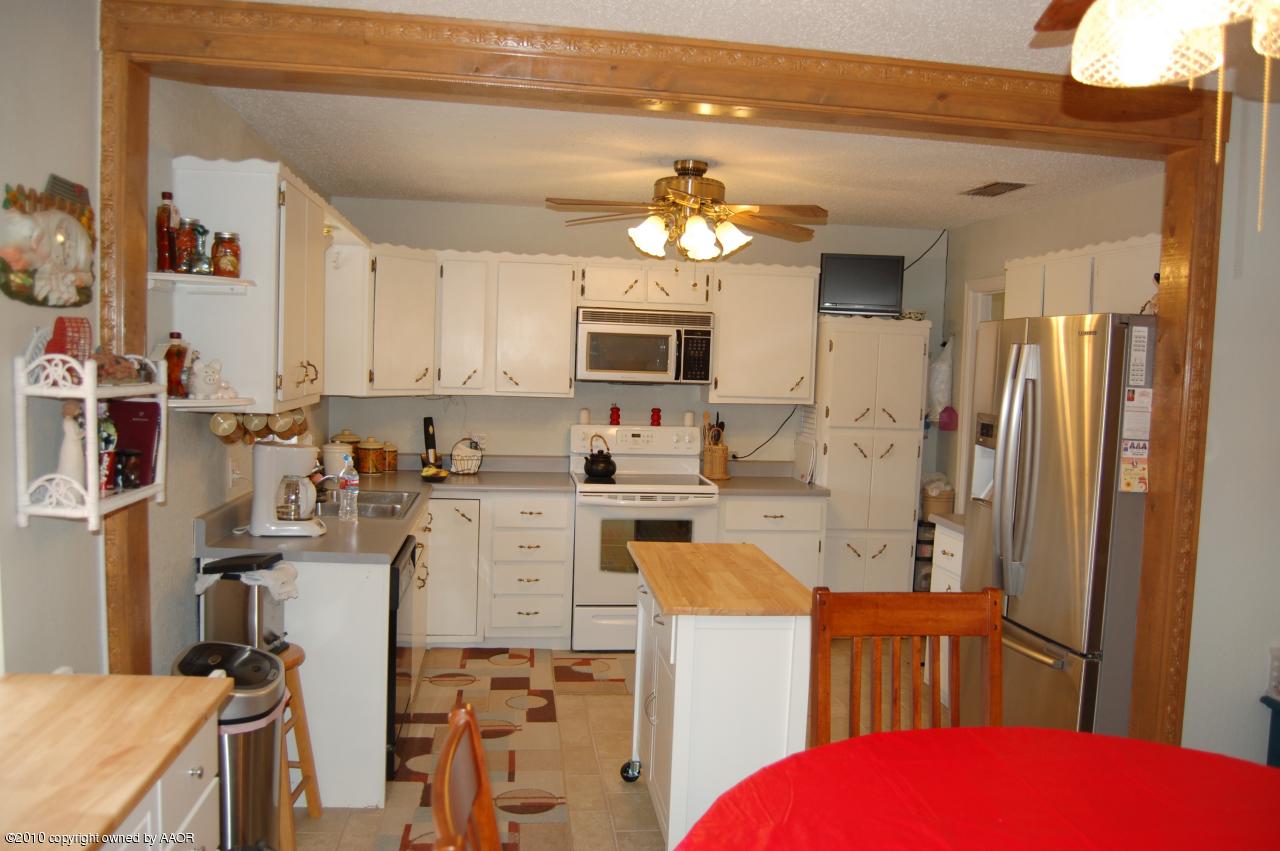 6706 Hatton Road Amarillo, TX 79110 - Photo 8 of 23 a view of kitchen and living room