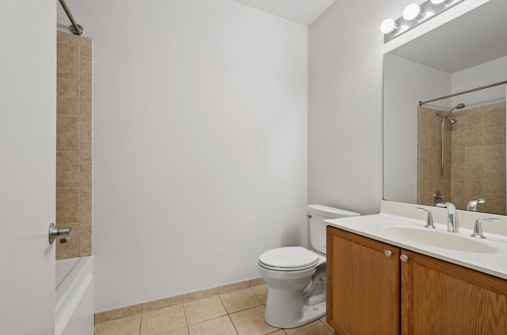 950 West Monroe Street, Unit 809 Chicago, IL 60607 - Photo 15 of 21 a bathroom with a sink vanity and toilet