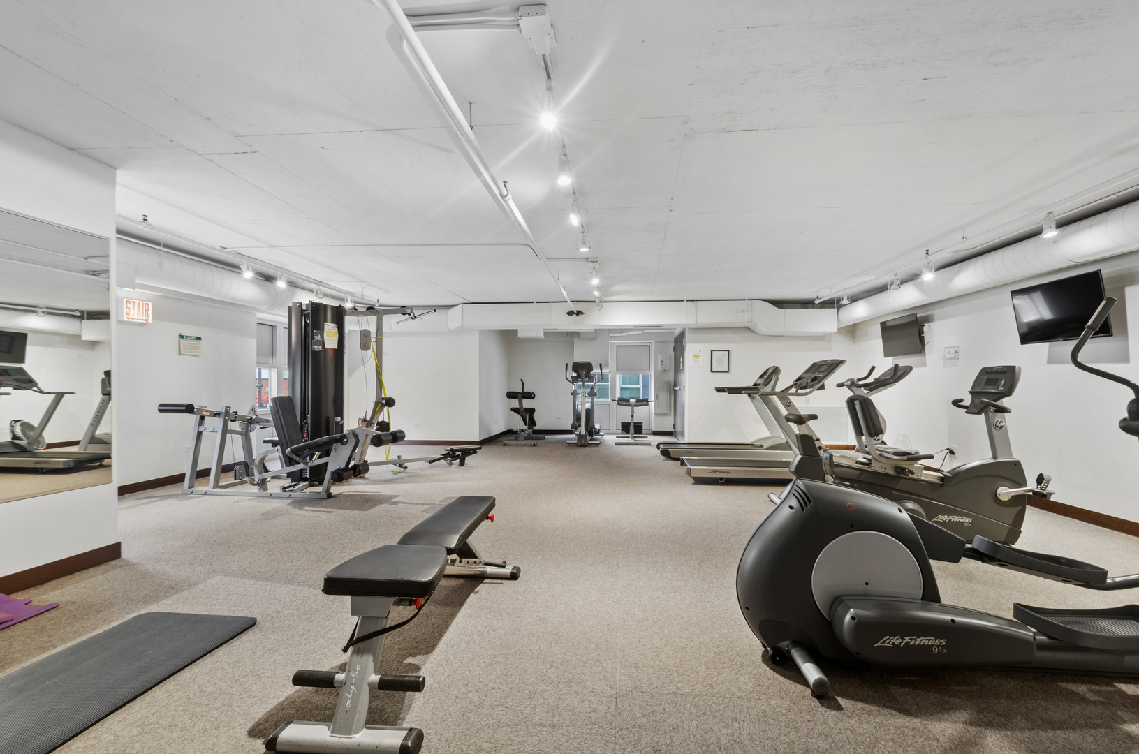 950 West Monroe Street, Unit 809 Chicago, IL 60607 - Photo 19 of 21 a view of a room with gym equipment