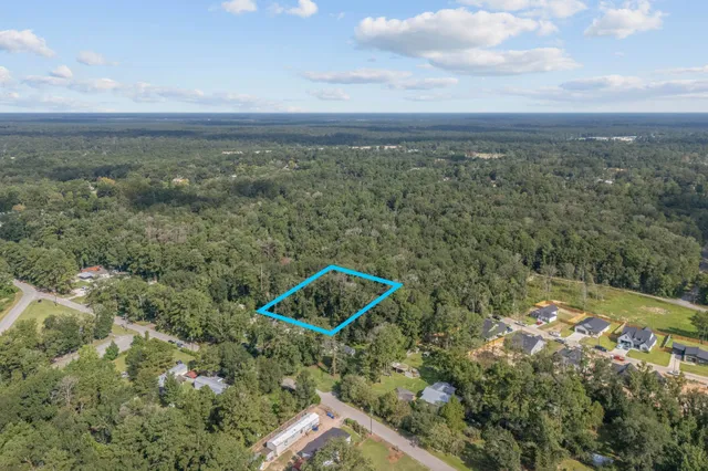 a view of a yard with a house