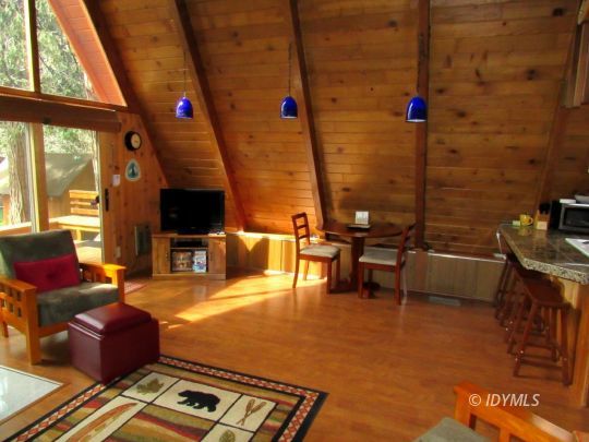 25311 Tahquitz Road Idyllwild, CA 92549 - Photo 9 of 40 Open beam living area