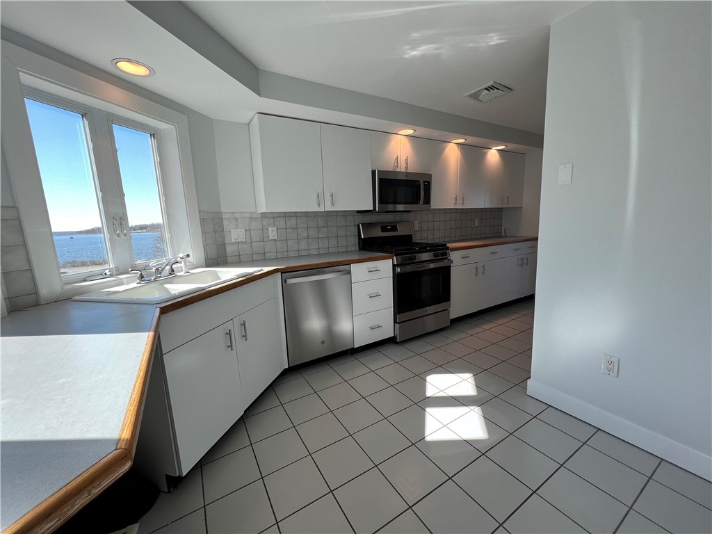 9 Poppasquash Road Bristol, RI 02809 - Photo 1 of 36