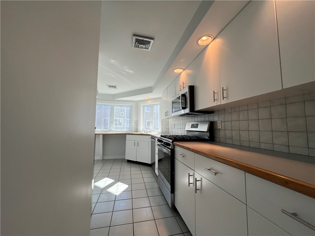 9 Poppasquash Road Bristol, RI 02809 - Photo 3 of 36