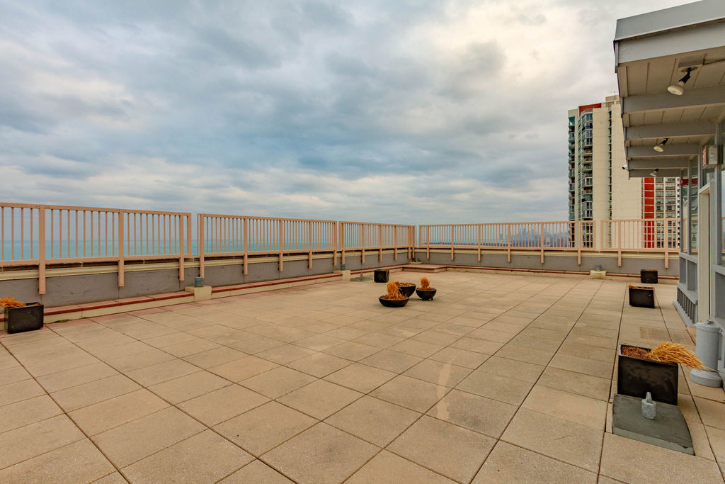 6157 North Sheridan Road, Unit 6J Chicago, IL 60660 - Photo 13 of 17