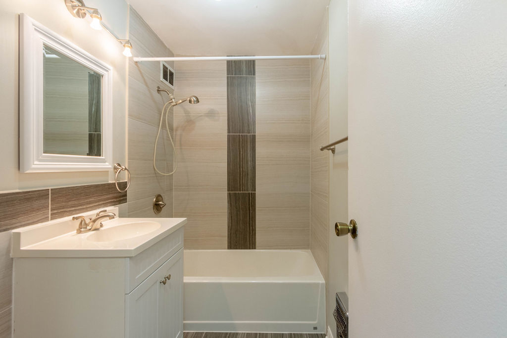6157 North Sheridan Road, Unit 6J Chicago, IL 60660 - Photo 9 of 17