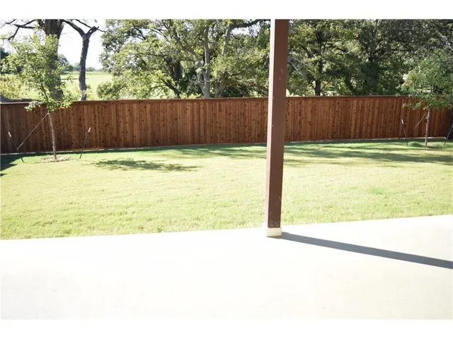 a view of a backyard