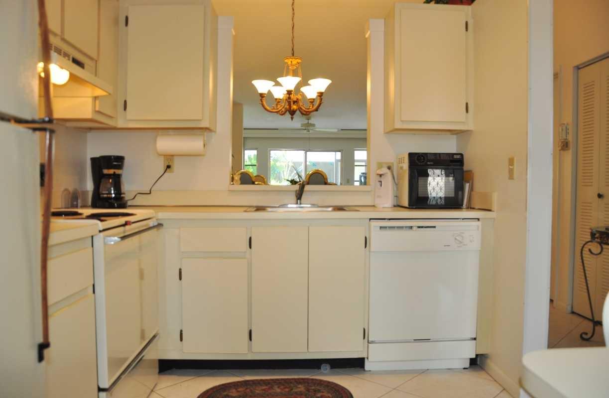 8602 Dreamside Lane Boca Raton, FL 33496 - Photo 4 of 25 KITCHEN
