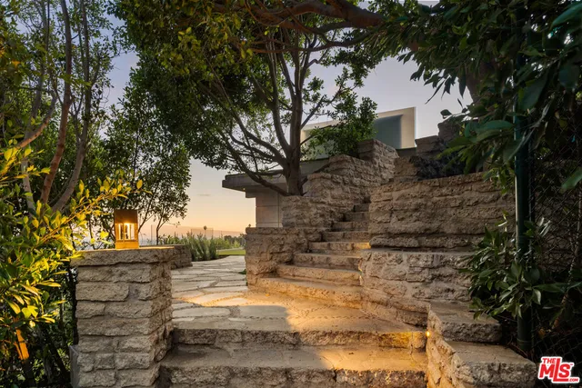 a view of yard with trees