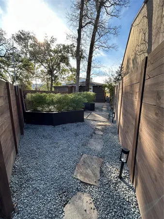 a view of a backyard