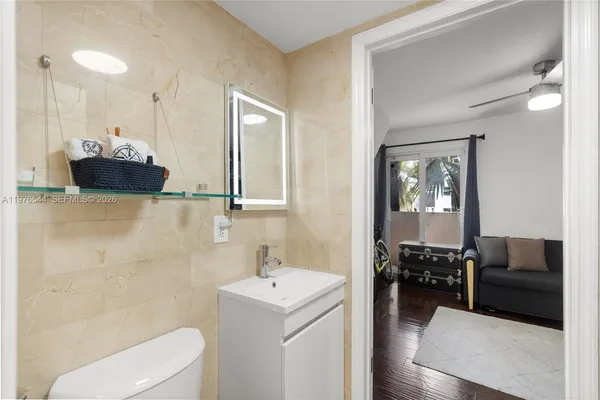 $4,400 | 1005 8th Street, Unit 206, Miami Beach, FL 33139