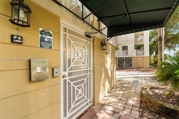 $4,400 | 1005 8th Street, Unit 206, Miami Beach, FL 33139