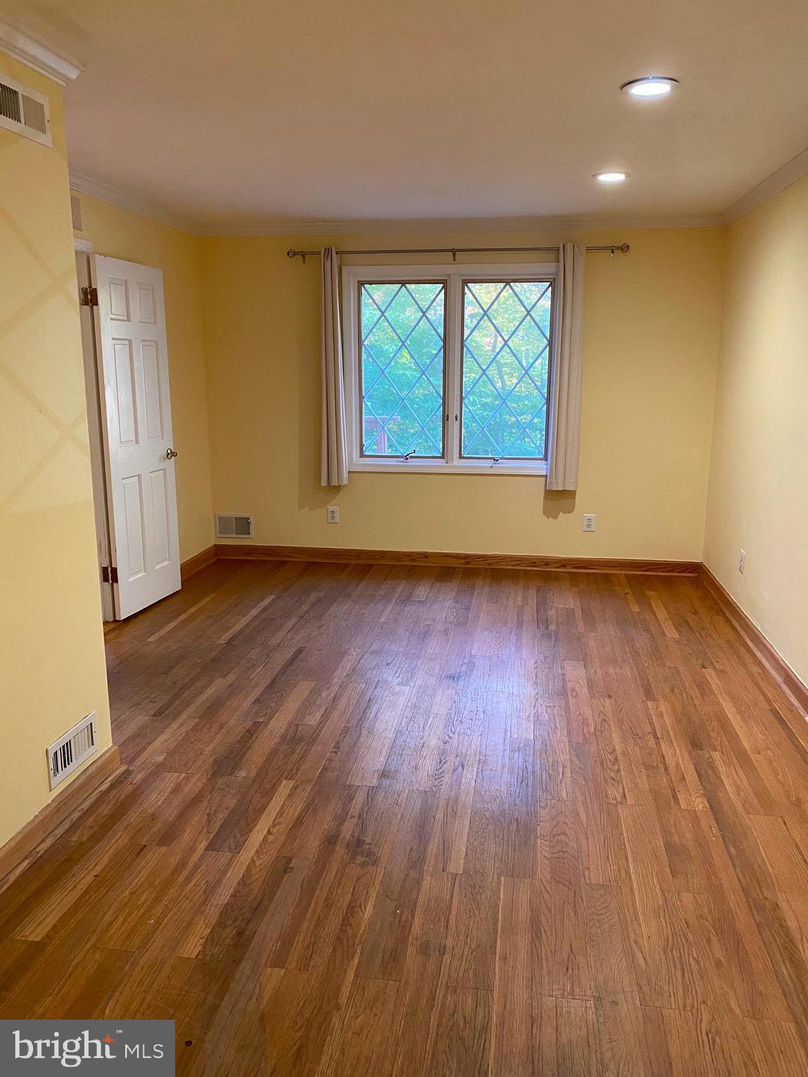 4650 Roundhill Road Ellicott City, MD 21043 - Photo 17 of 29 Living room