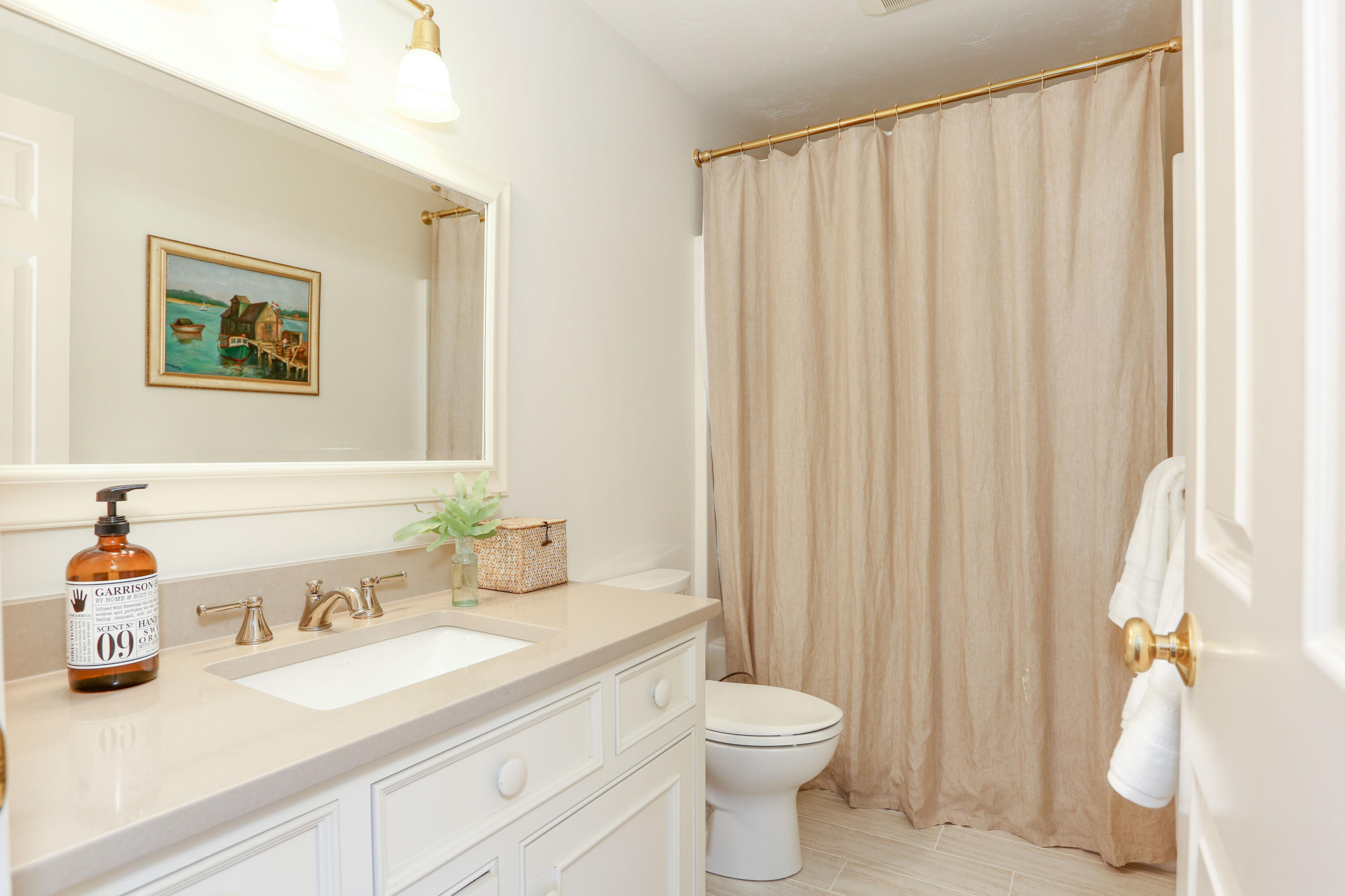 37 Schooner Road Dennis, MA 02638 - Photo 12 of 40 Lvl1 Guest Bath