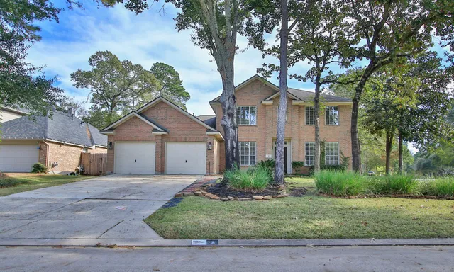 $575,000 | 2 Sweet Birch Place, The Woodlands, TX 77382