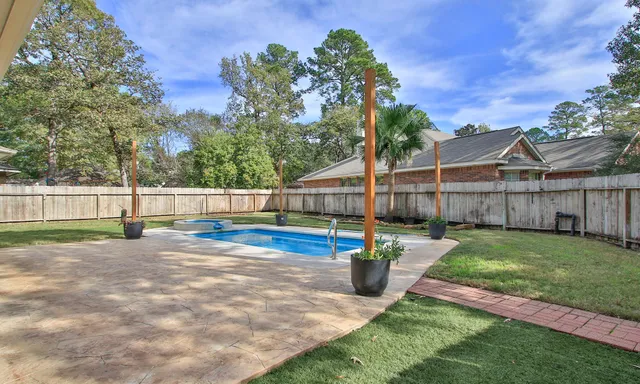 $575,000 | 2 Sweet Birch Place, The Woodlands, TX 77382