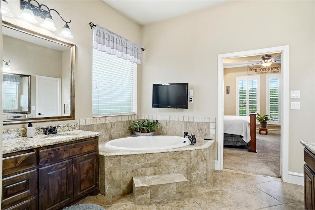 124 Carnes Court Springtown, TX 76082 - Photo 23 of 40
